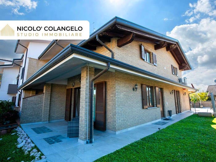 Casa quadrilocale in vendita in Via Silvio Pellico, Lazzate