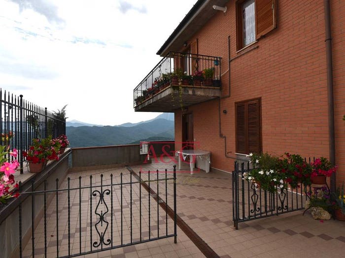 Appartamento trilocale in vendita in Via Zona C Due, Centro, Montemonaco