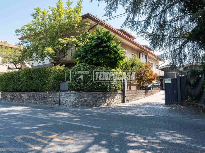 Casa trilocale in vendita in Via Alessandro Volta, Centro, Arosio