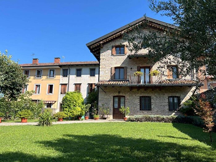 Casa con 6 locali in vendita in Via Cividale, Udine