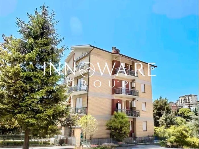Appartamento con 6 locali in vendita in Via Ancona, Centro, Macerata