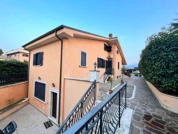 Casa con 6 locali in vendita in Via Casilina, Finocchio, Roma