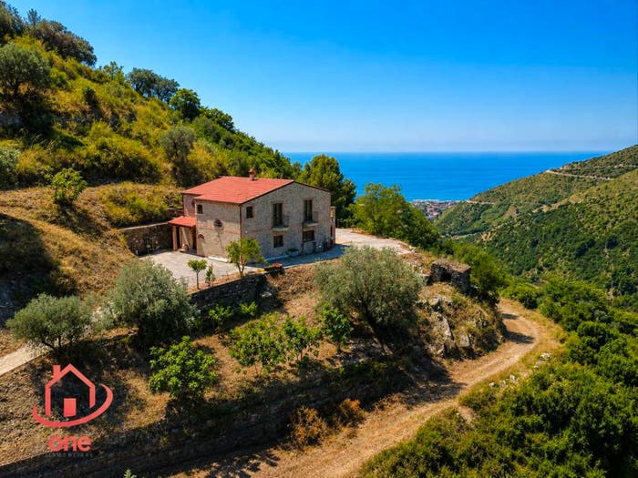 Casa con 6 locali in vendita in Via Case Sparse, Serramezzana