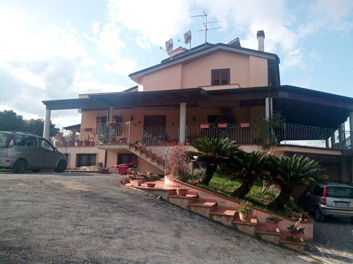 Casa con 6 locali in vendita in Via Manthone SNC, Teramo