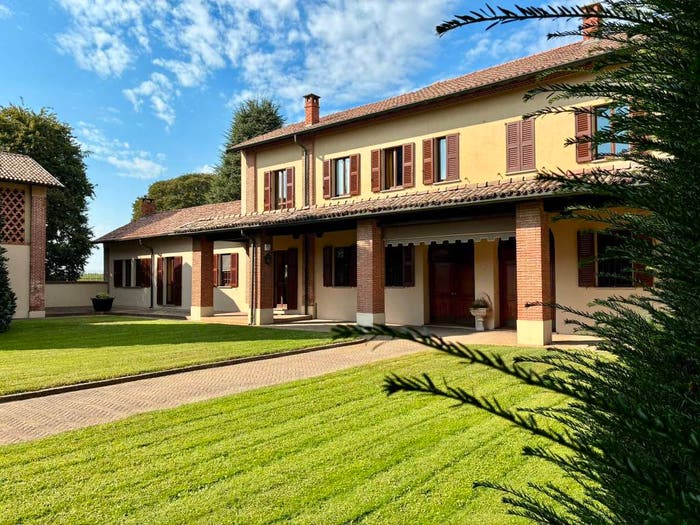 Casa con 6 locali in vendita in Besate