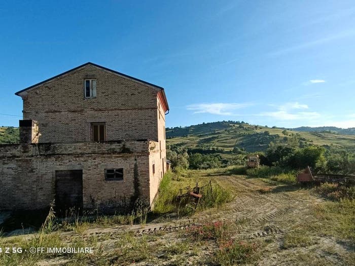 Casa con 5 locali in vendita in Contrada Salegnano, Falerone