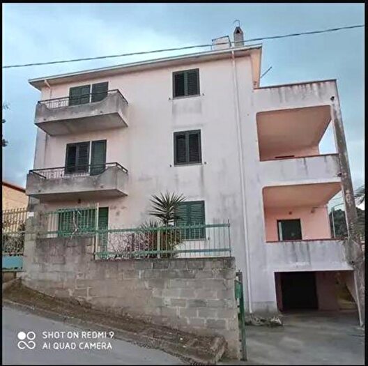 Casa con 6 locali in vendita in Via l Istei, Oliena