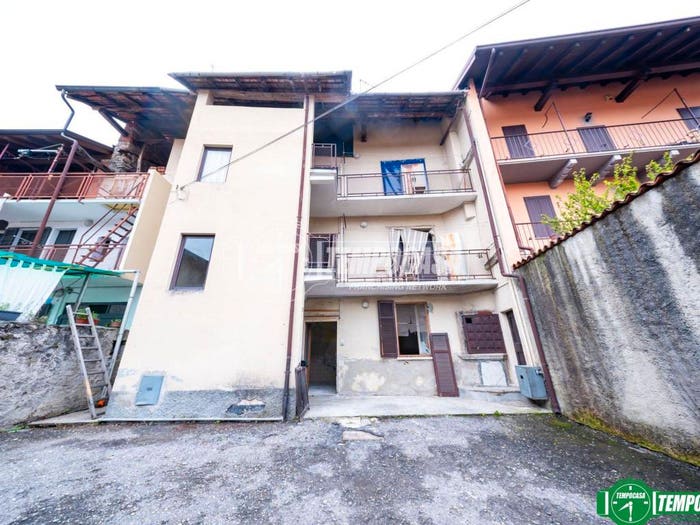 Casa con 6 locali in vendita in Via Guglielmo Marconi, Centro, Paruzzaro