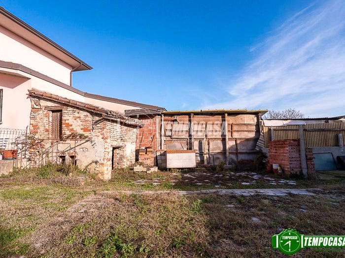 Casa quadrilocale in vendita in Frazione Castelnovo, Castelnuovo, Borgonovo Val Tidone