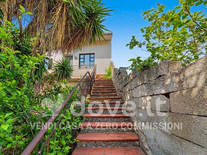 Casa con 6 locali in vendita in Via Angioi, Tissi