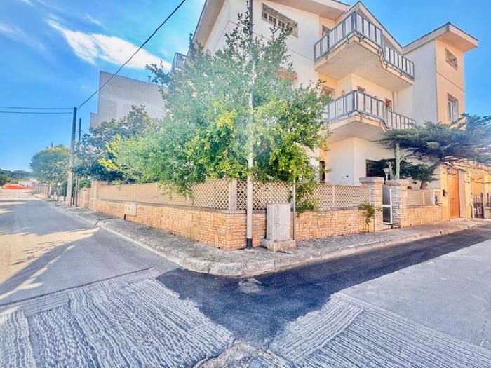 Appartamento con 6 locali in vendita in Via Filippo Turati, Centro, Parabita