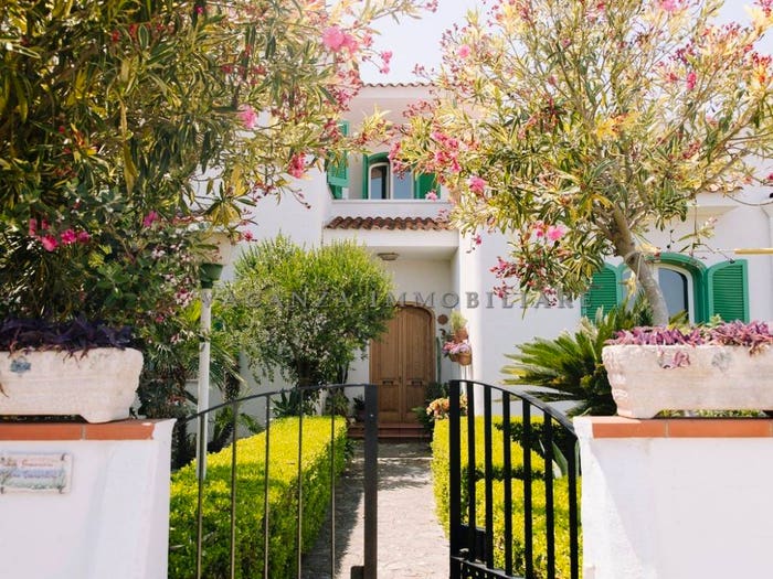 Casa con 6 locali in vendita in Via Siracusa, Ginosa