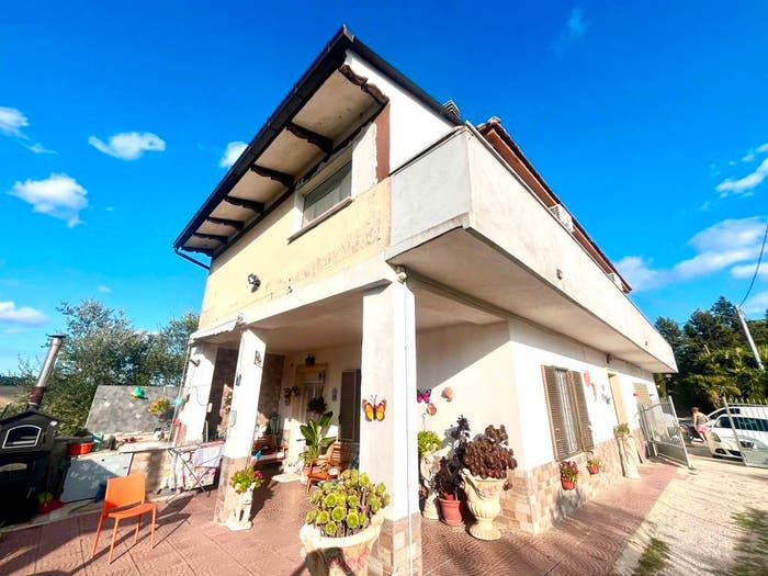 Casa con 6 locali in vendita in Via Torino, Pianella