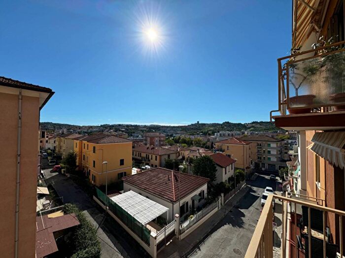 Appartamento quadrilocale in vendita in Via Filottrano, Piano, Ancona