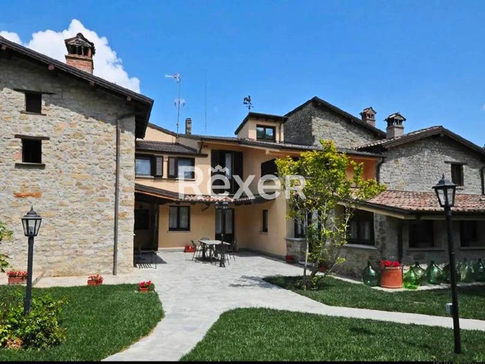 Casa con 6 locali in vendita in Via Monte, Val di Nizza