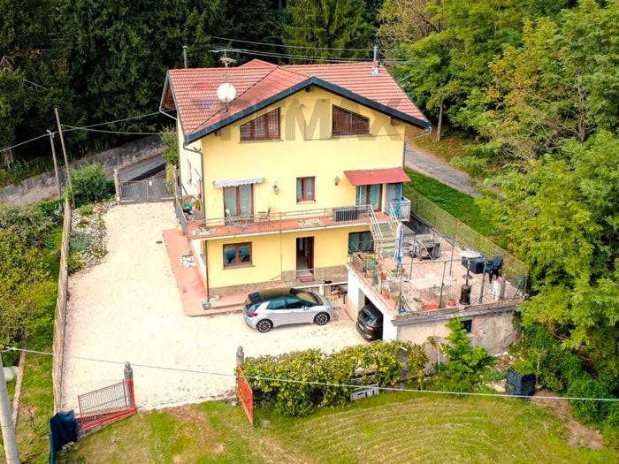 Casa con 6 locali in vendita in Via Cavour, Caravate