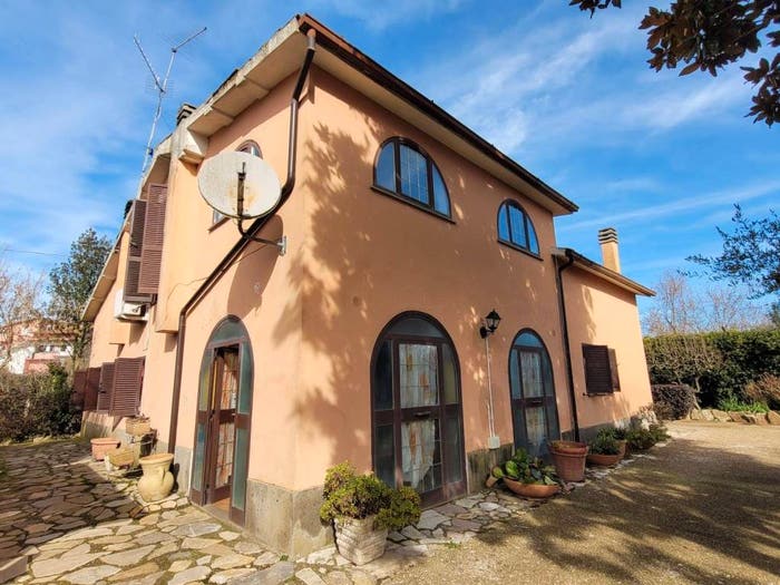 Casa con 6 locali in vendita in Capranica