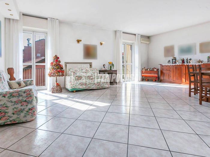 Appartamento quadrilocale in vendita in Via legnone, Dergano, Milano