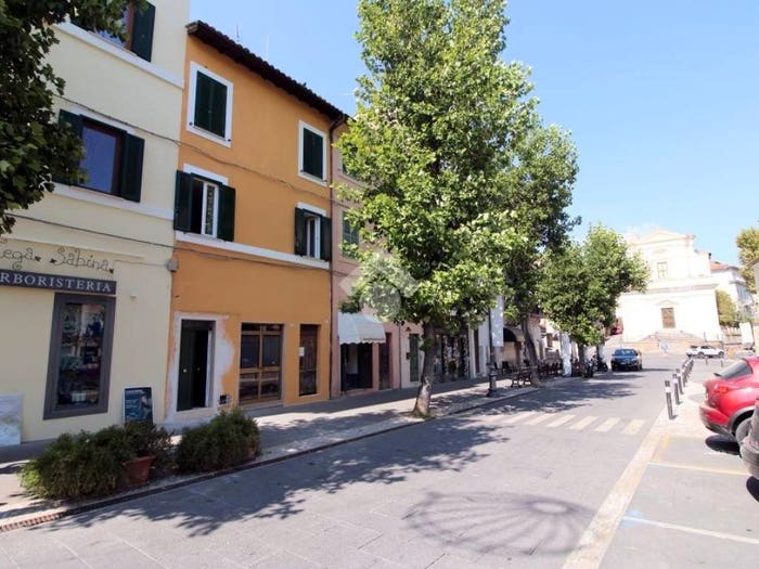 Appartamento quadrilocale in vendita in Piazza martiri della libertà, Centro, Poggio Mirteto