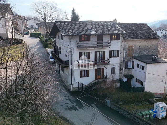 Casa con 6 locali in vendita in Via Cavour, Brosso