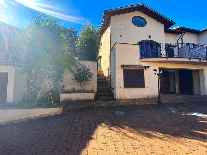 Casa quadrilocale in vendita in Via Roma, Centro, Selci