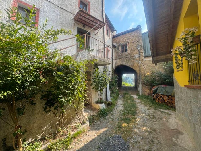 Casa con 5 locali in vendita in Via Cabitti, Pallare