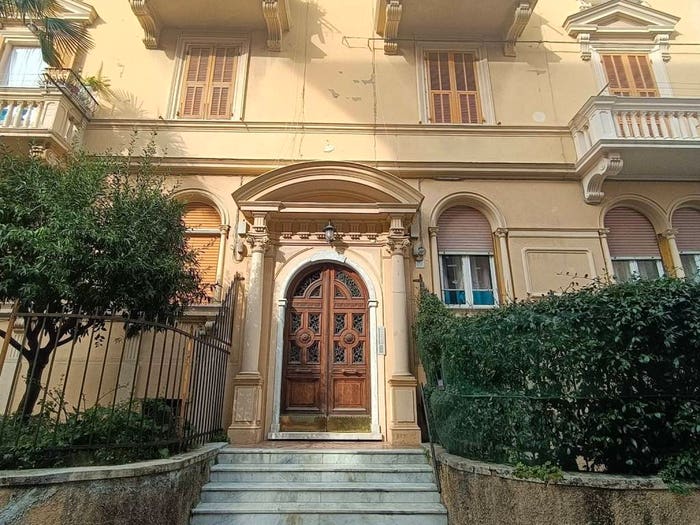 Appartamento quadrilocale in vendita in Via Insurrezione Aprile, Sestri Ponente, Genova