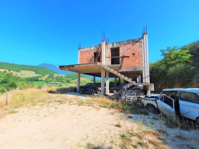Casa con 6 locali in vendita in Cecco SNC, Teramo