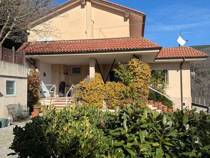 Casa con 6 locali in vendita in Frazione San Bernardo Località Contrada, Stella