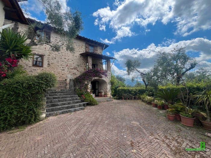 Casa con 6 locali in vendita in Camaiore Paese, Camaiore