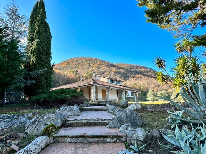 Casa con 6 locali in vendita in Via Castelnuovo Parano, San Giorgio a Liri