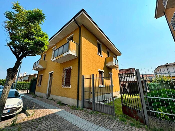 Appartamento trilocale in vendita in Via Giacomo Puccini, Centro, Sant'Angelo Lodigiano