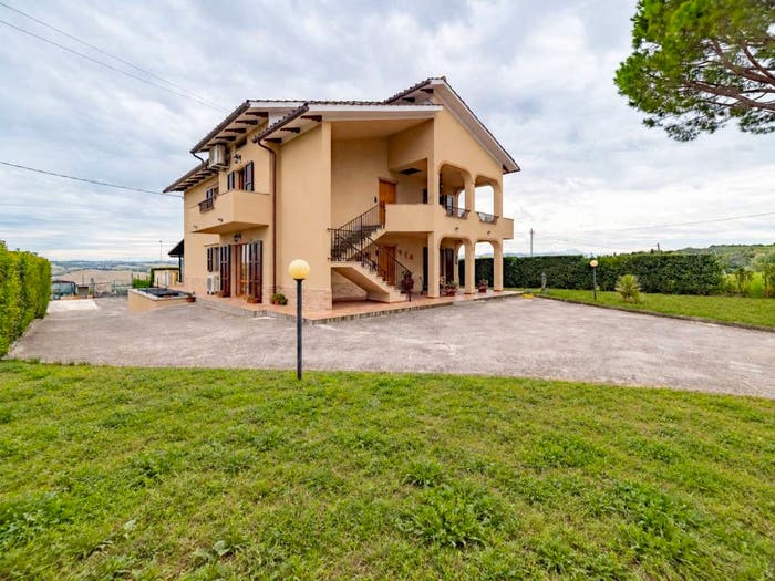 Casa con 6 locali in vendita in Filottrano