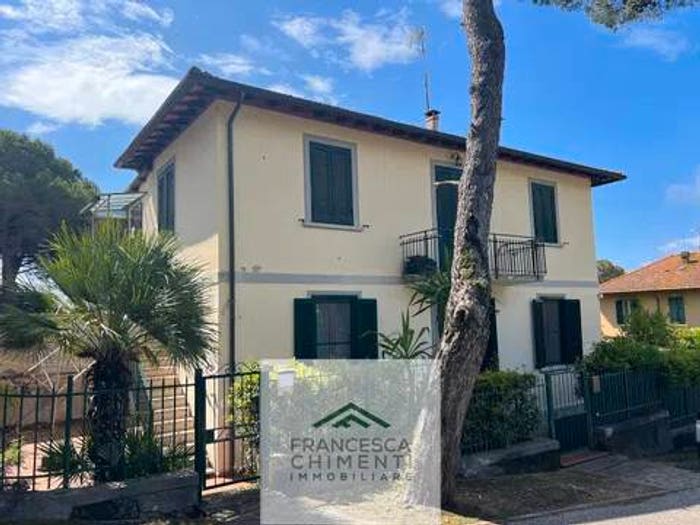 Casa con 6 locali in vendita in Via Tina di Lorenzo, Quercianella, Livorno