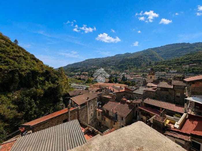 Appartamento trilocale in vendita in Via castello, Dolceacqua