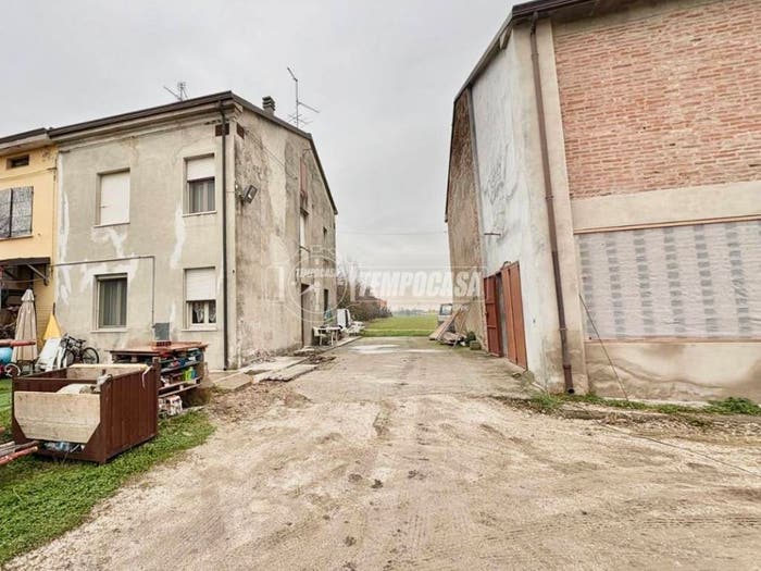 Casa con 5 locali in vendita in Via Punta, Mirandola