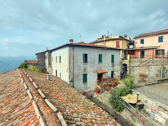 Casa con 13 locali in vendita in Barga