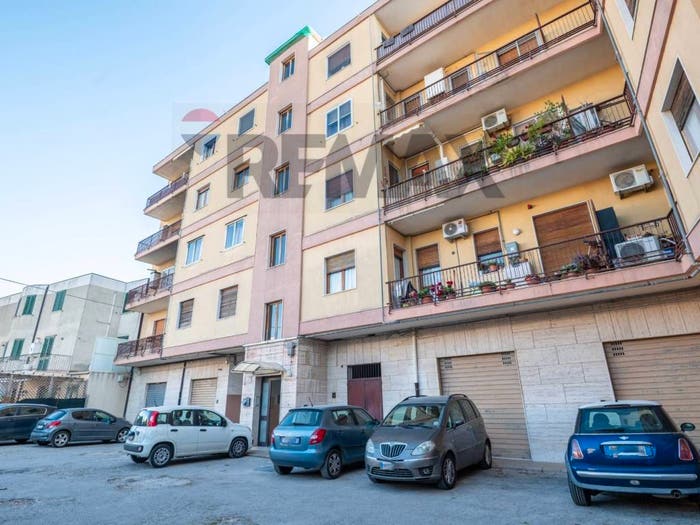 Appartamento con 6 locali in vendita in Corso Vittorio Emanuele, Floridia
