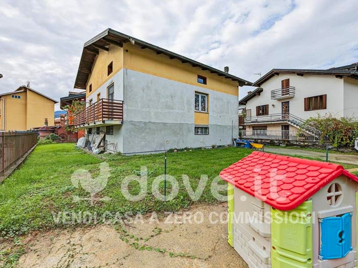 Casa quadrilocale in vendita in Via Abate Antonio Carestia, Centro, Borgosesia