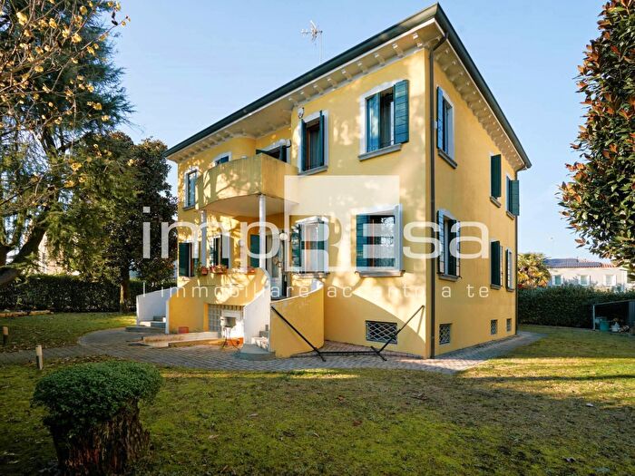 Casa con 11 locali in vendita in Via Roma, Mogliano Veneto