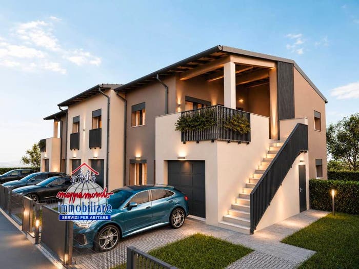 Appartamento con 5 locali in vendita in VIA CURATO, Cento Paese, Cento