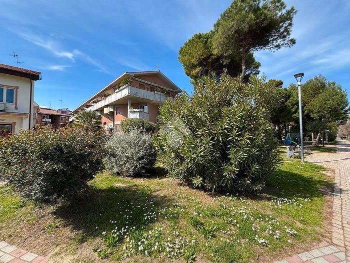 Appartamento quadrilocale in vendita in Via Lungomare dei Pini, Centro, Pineto