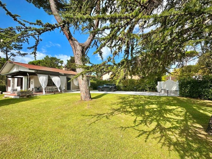 Casa con 6 locali in vendita in Viale Santa Caterina, Ronchi Poveromo, Massa