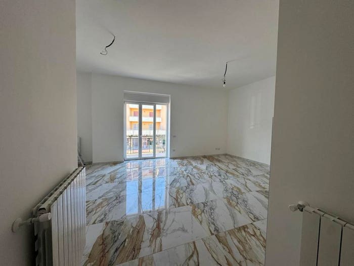 Appartamento quadrilocale in vendita in Via Nazionale Appia, Curti
