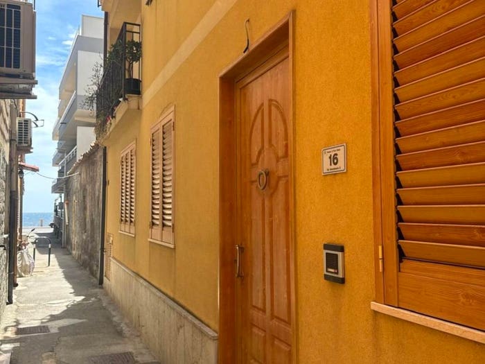 Appartamento con 6 locali in vendita in Via Interdonato, Furci Siculo