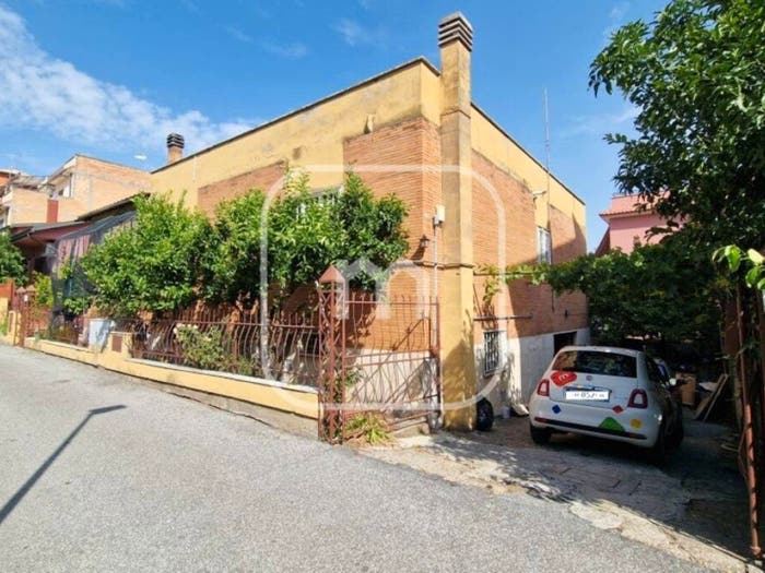Casa con 5 locali in vendita in Via Castelbuono, Finocchio, Roma