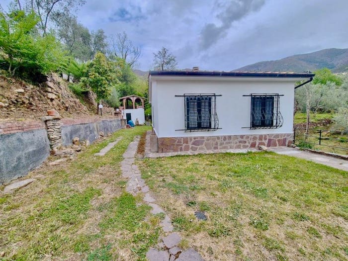 Casa quadrilocale in vendita in Via dei Madonnoni, Calci