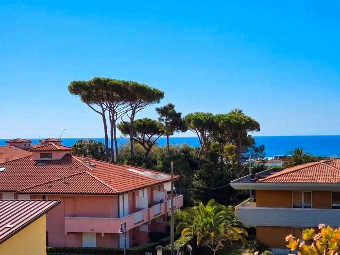 Appartamento con 6 locali in vendita in Via Gioacchino Rossini, Marina di Massa Centro, Massa