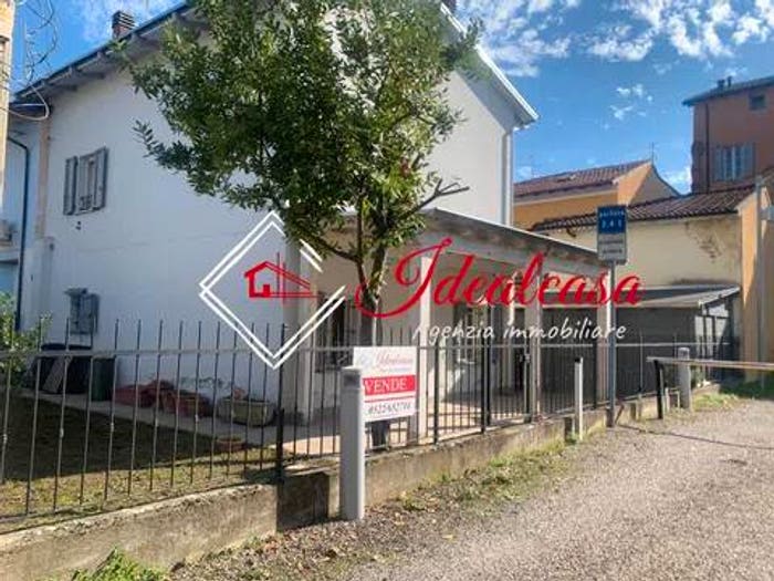 Casa quadrilocale in vendita in Via Alessandro Manzoni No Number, Centro, Novellara