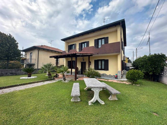 Casa quadrilocale in vendita in Via John Fitzgerald Kennedy, Centro, Marnate